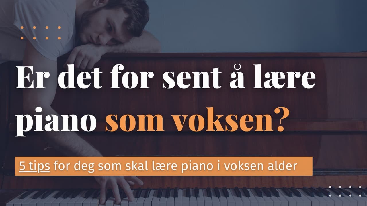 Bilde av en voksen mann som ser ut til å kjede seg ved pianoet.